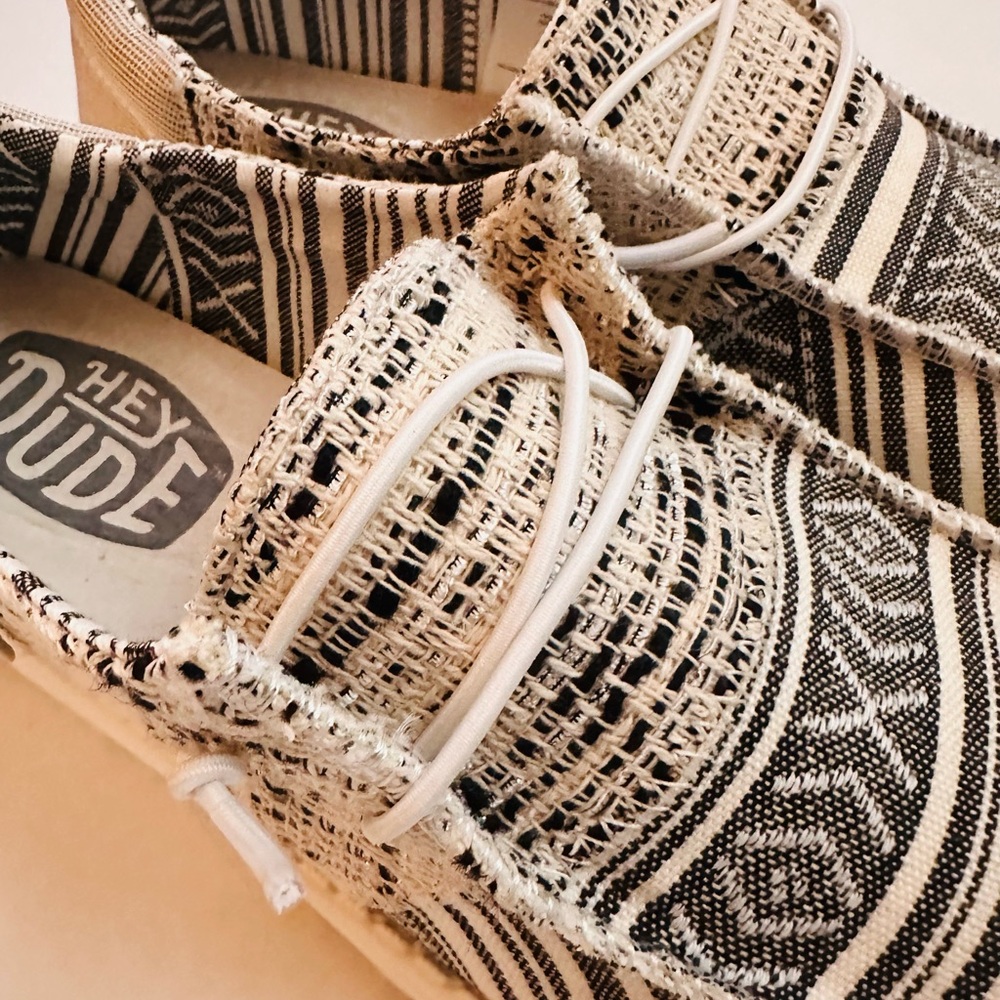 HEY DUDE women’s shoe size 9